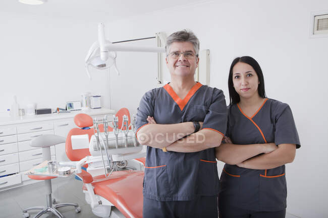 Dentista e enfermeiro dentário — Fotografia de Stock