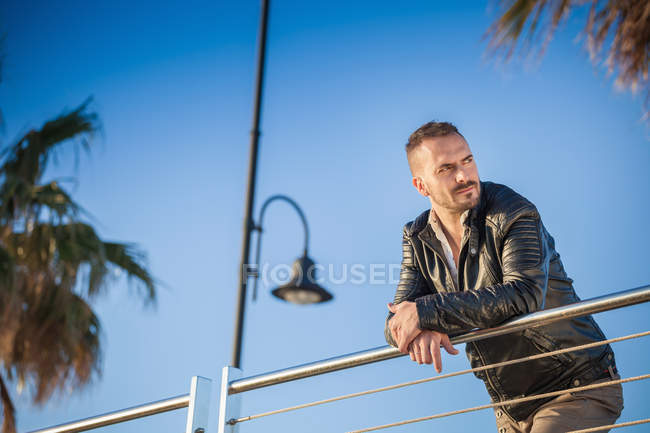Uomo appoggiato alle ringhiere e distolto lo sguardo, Cagliari, Sardegna, Italia, Europa — Foto stock