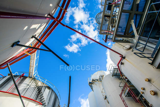 Visão de baixo ângulo de tanques de armazenamento e tubulação industrial em usina de biocombustíveis — Fotografia de Stock