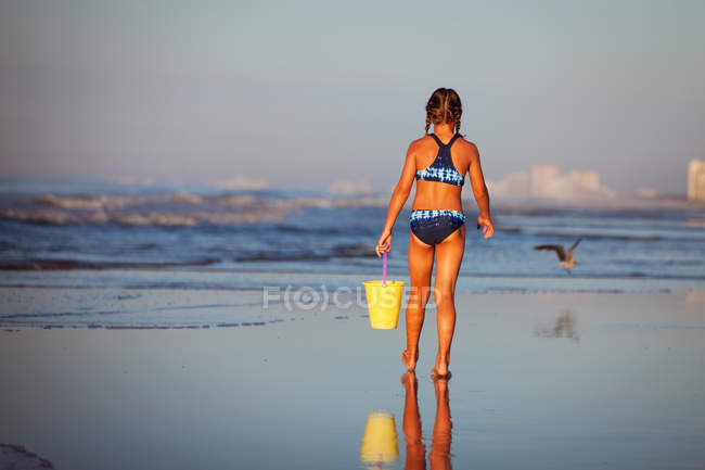 Vue arrière de la fille sur la plage tenant seau, North Myrtle Beach, Caroline du Sud, États-Unis, Amérique du Nord — Photo de stock