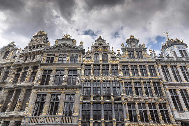 Низкий угол обзора исторических фасадов таунхаусов в Grand Central, Брюссель, Бельгия — стоковое фото