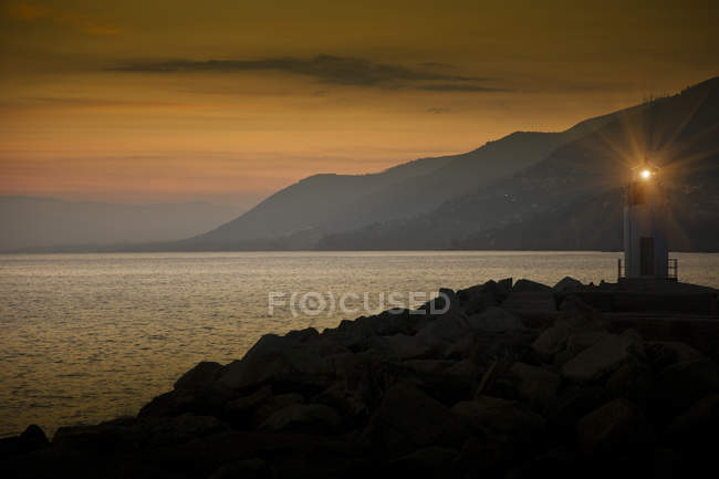 Faro su rocce illuminato di notte, Camogli, Liguria, Italia, Europa — Foto stock