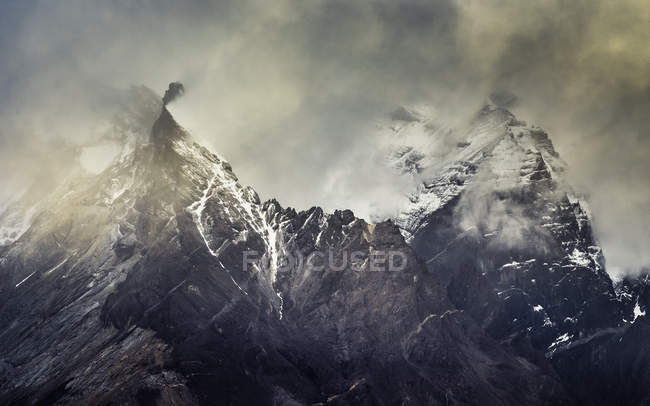 Nuvole di tempesta su neve innevata Paine Grande, Parco Nazionale Torres del Paine, Cile — Foto stock
