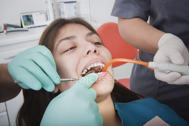 Dentista e infermiere dentale con paziente — Foto stock