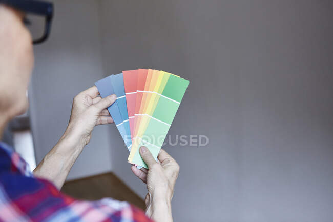 Mujer con carta de colores - foto de stock