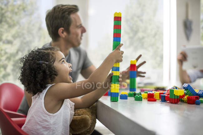 Famiglia che gioca con i mattoni — Foto stock