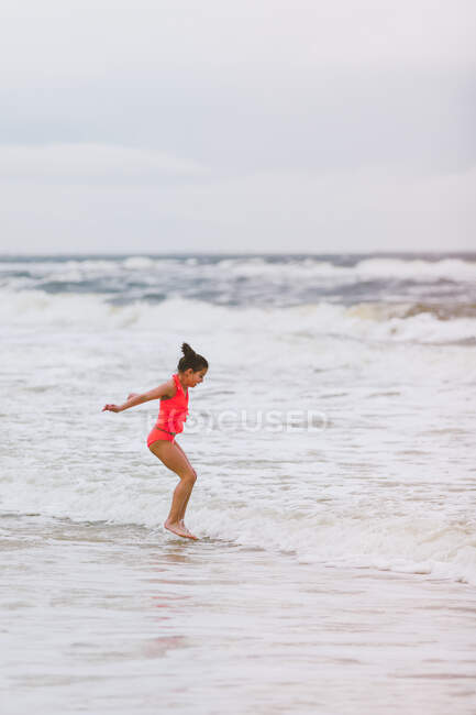 Girl jumping ocean waves, Dauphin Island, Alabama, EUA — Fotografia de Stock