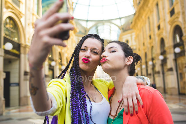 Жінок, що приймають selfie в Galleria Vittorio Emanuele Ii, Мілан, Італія — стокове фото
