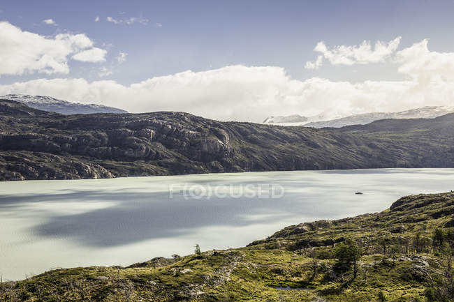 Paesaggio con lago ghiacciaio grigio, Parco Nazionale Torres del Paine, Cile — Foto stock