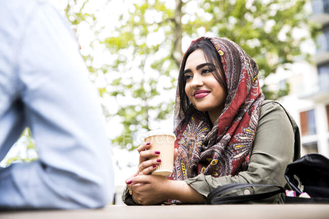 Frau im Hijab genießt Kaffee mit Freundin — Stockfoto