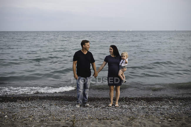 Schwangere paar am strand mit männlichem kleinkind sohn, ontariosee, kanada — Stockfoto