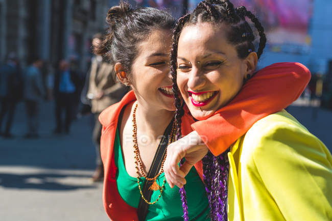 Жінки обіймати на перерву міста, Мілан, Італія — стокове фото