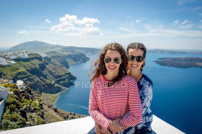 Madre e figlia che si abbracciano e sorridono alla telecamera, Santorini, Kikladhes, Grecia — Foto stock