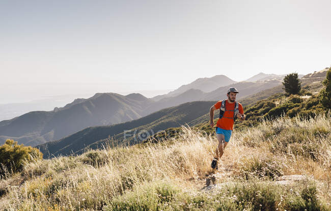 Man running outdoor in rural, hilly setting, Santa Barbara, California, USA — Fotografia de Stock