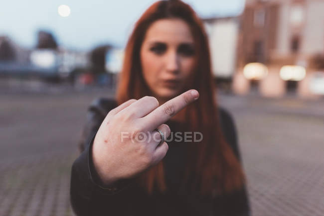 Frau zeigt Mittelfinger vor Kamera — Stockfoto