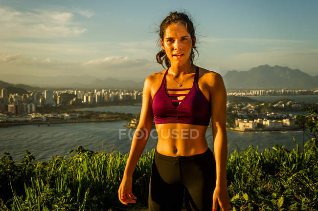 Porträt einer Läuferin, die in die Kamera blickt, Rio de Janeiro, Brasilien — Stockfoto