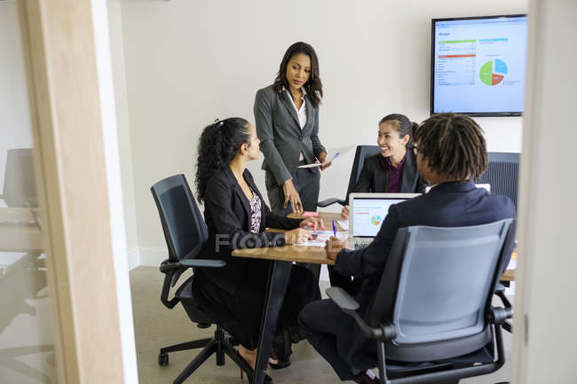Vier Geschäftsleute arbeiten im Büro — Stockfoto