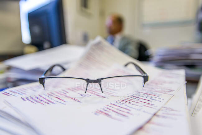 Par de óculos em papelada no escritório, de perto — Fotografia de Stock
