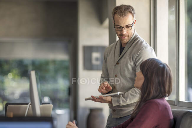 Geschäftsfrau und Mann treffen sich am heimischen Schreibtisch — Stockfoto