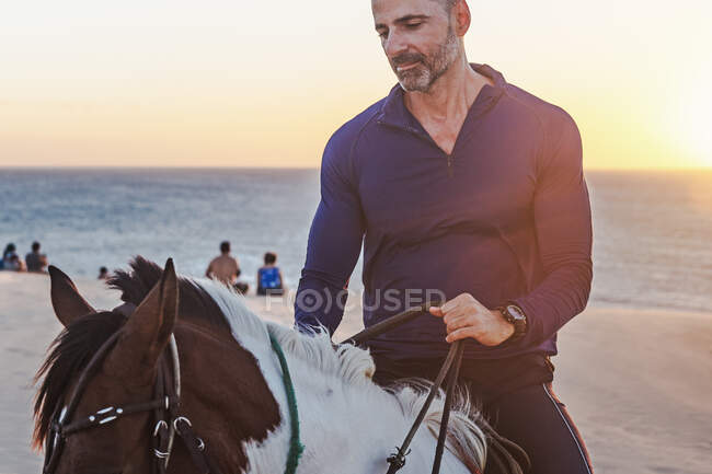 Homme à cheval sur la plage, Jericoacoara, Ceara, Brésil, Amérique du Sud — Photo de stock