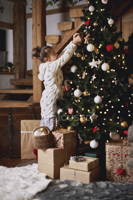 Joven chica decoración árbol de Navidad - foto de stock