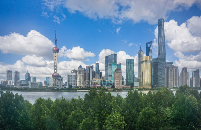 Paesaggio urbano con torre di perle orientali nello skyline e fiume Huangpu, Shanghai, Cina — Foto stock