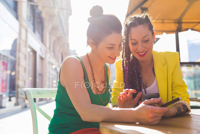 Mulheres na pausa da cidade no café ao ar livre, Milão, Itália — Fotografia de Stock