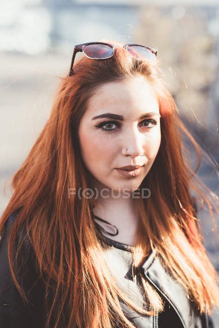 Портрет рыжеволосой женщины, смотрящей в камеру — стоковое фото
