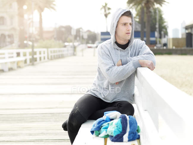Homme sur la promenade regardant loin, Melbourne, Victoria, Australie, Océanie — Photo de stock