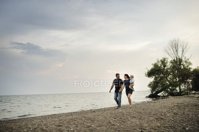 Couple enceinte flânant le long de la plage avec son fils tout-petit mâle, Lac Ontario, Canada — Photo de stock