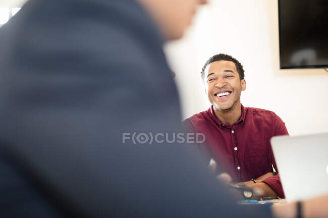Über-die-Schulter-Blick eines jungen Geschäftsmannes am Schreibtisch — Stockfoto
