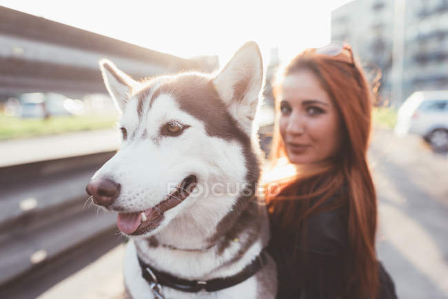Портрет червоні волосся жінки і собаки — стокове фото