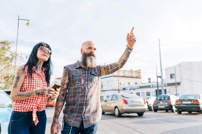 Reife hipster paar, die ein taxi, valencia, spanien — Stockfoto