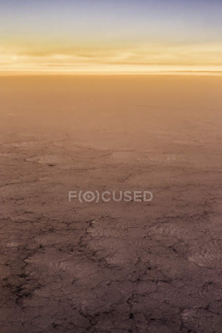 Veduta aerea del luminoso paesaggio arido al tramonto, Regione Metropolitana, Cile — Foto stock