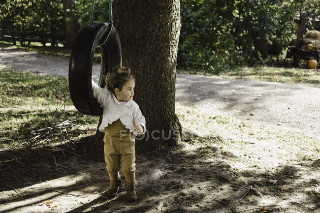 Ragazza su pneumatico swing — Foto stock