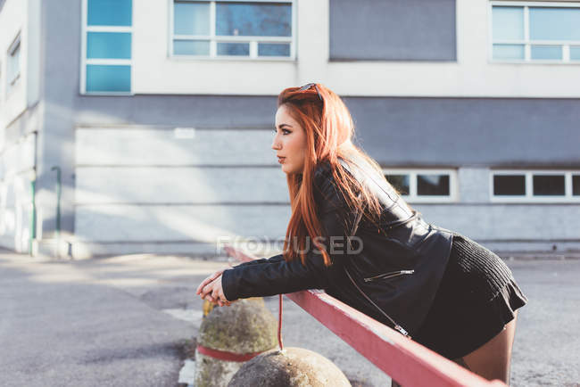 Porträt einer rothaarigen Frau, die sich an Geländer lehnt — Stockfoto