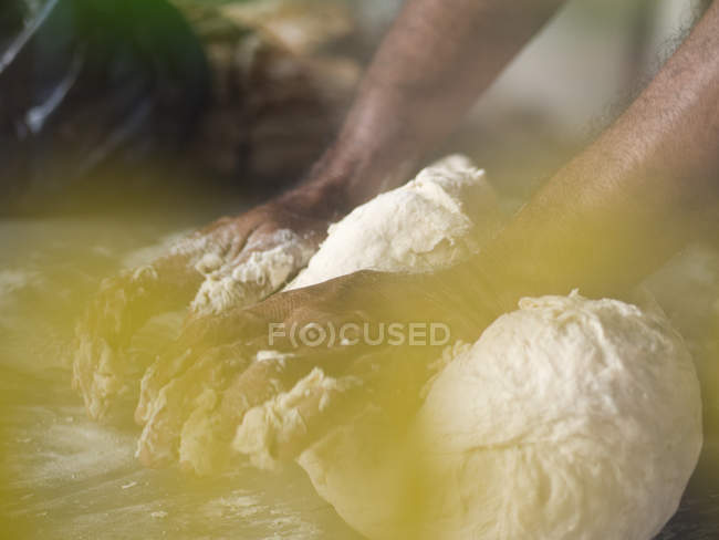 Обрезанный образ человека смешивания роти тесто — стоковое фото
