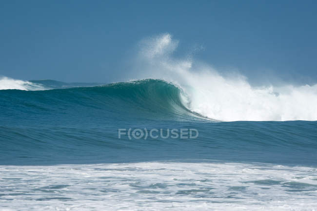 Oceano onda e spray contro il cielo blu, Santa Cruz, Guanacaste, Costa Rica — Foto stock