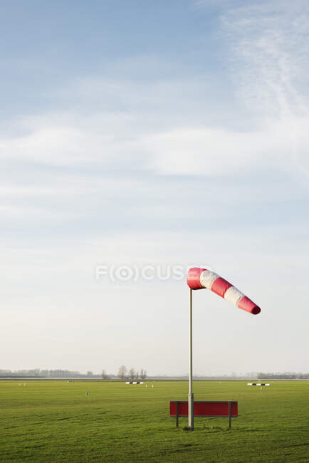 Calcetín de viento en el aeródromo de Midden-Zeeland, Arnemuiden, Zelanda, Países Bajos - foto de stock