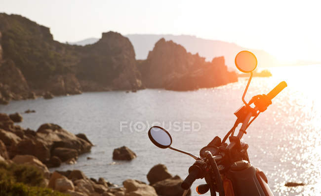 Motorrad am Meer bei Sonnenuntergang, olbia, sardinien, italien — Stockfoto