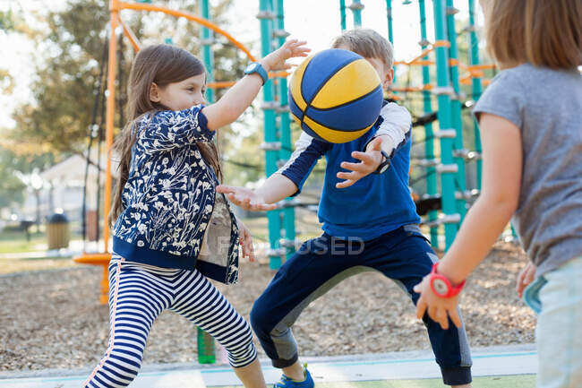Niños jugando baloncesto en el patio - foto de stock