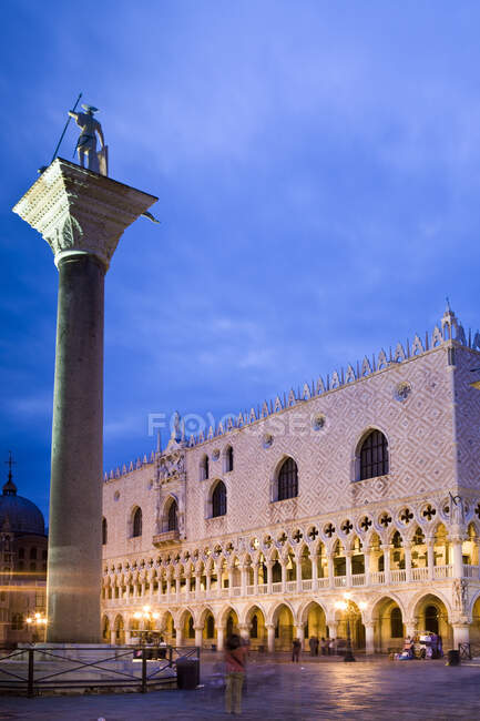 Estatua sobre columna por edificio histórico, Venecia, Véneto, Italia, Europa - foto de stock