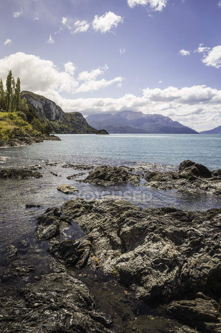 Vista panoramica del lago generale Carrera con montagne sullo sfondo, regione di Aysen, Cile, Sud America — Foto stock