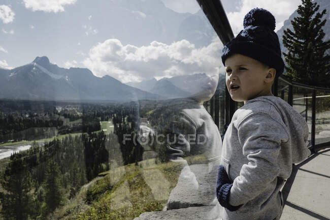Niño en la plataforma de visualización mirando a la vista, Canmore, Canadá, América del Norte - foto de stock