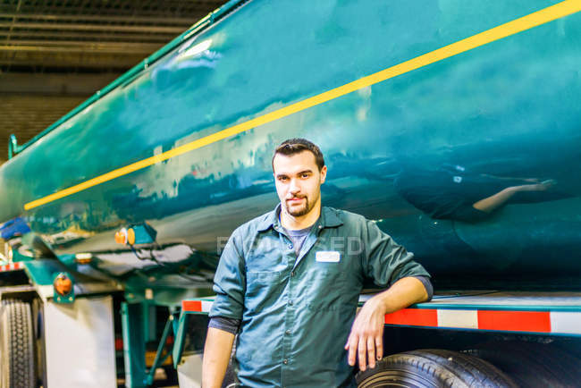 Retrato de jovem camionista do sexo masculino na fábrica de bio combustível industrial — Fotografia de Stock