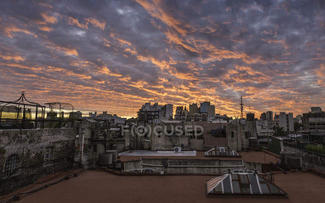 Міський пейзаж на даху і драматичні захід сонця небо, Сан-Тельмо, Буенос-Айрес, Аргентина — стокове фото