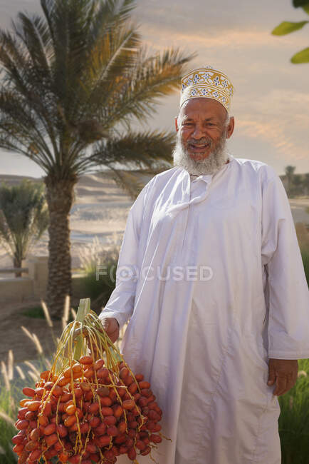 Retrato del hombre local, Abat, Ash Sharqiyah, Omán, Asia - foto de stock