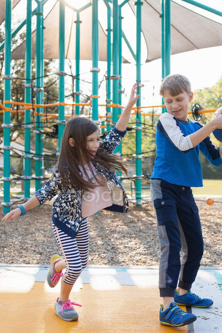Crianças brincando no parque infantil — Fotografia de Stock