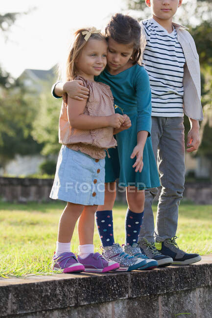 Fratello con sorelle nel parco — Foto stock