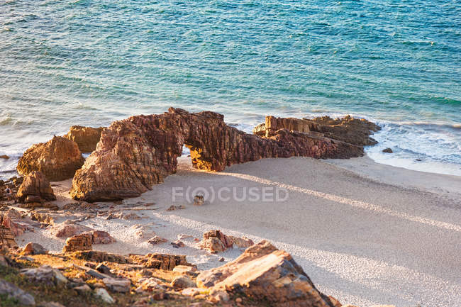 Vista elevada da formação rochosa na praia, Parque Nacional Jericoacoara, Ceará, Brasil, América do Sul — Fotografia de Stock